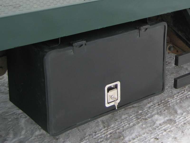 фотография ящика для оборудования и инструментов автоэвакуатора - ящик запирается на ключ фото